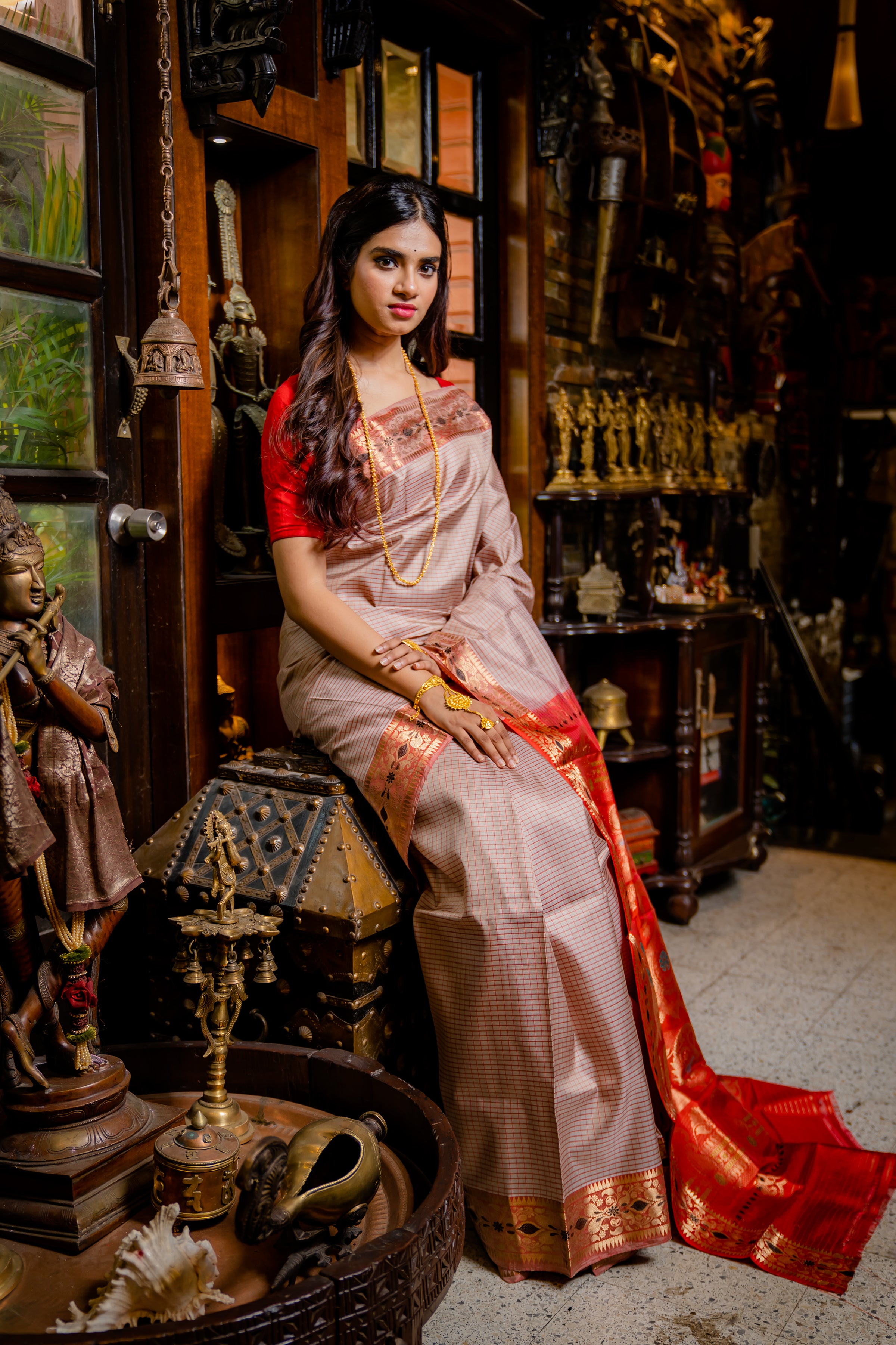 Swarnachuri in beige and red with a grand palla